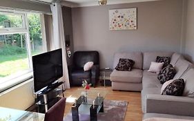 Fourth Avenue, Lovely Bungalow Available For Guests And Contractors Parking Wifi
